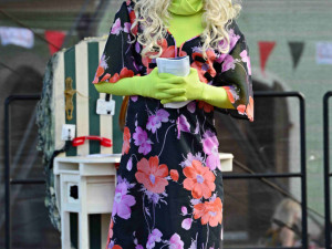 Komedianti v ulicich.