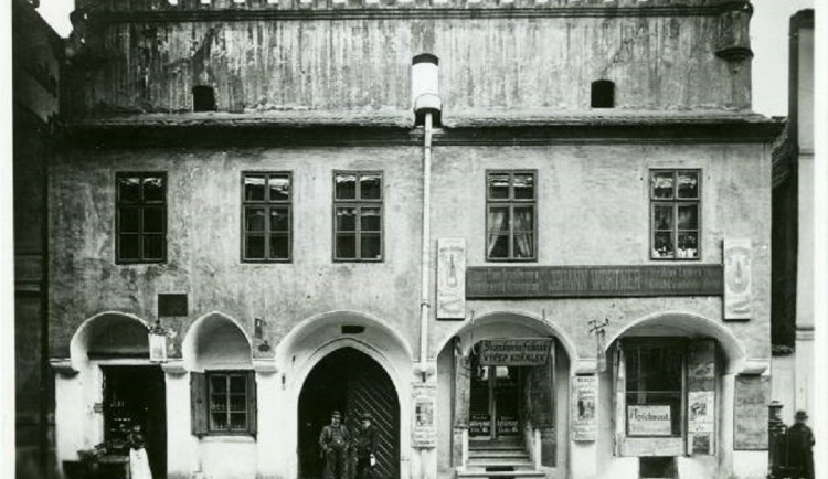 Wortnerův dům v ulici u Černé věže před rokem 1912.