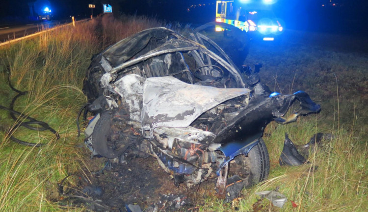 Po nehodě u Milevska začalo hořet auto. Zraněného řidiče do nemocnice převezl vrtulník