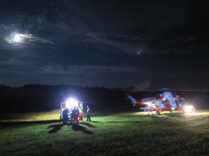 Po nehodě u Milevska začalo hořet auto. Zraněného řidiče do nemocnice převezl vrtulník