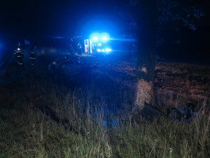 Po nehodě u Milevska začalo hořet auto. Zraněného řidiče do nemocnice převezl vrtulník