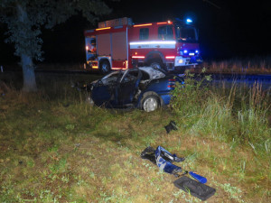 Po nehodě u Milevska začalo hořet auto. Zraněného řidiče do nemocnice převezl vrtulník