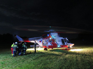 Po nehodě u Milevska začalo hořet auto. Zraněného řidiče do nemocnice převezl vrtulník