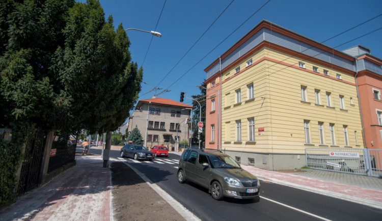 Křižovatka L.B Schneidera a Boženy Němcové je dokončena. Semafory možná ještě nepůjdou