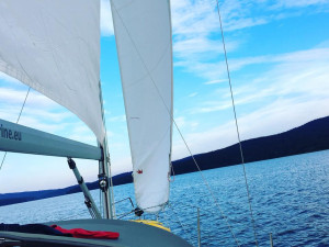 Pohled na Lipno z plachetnice.