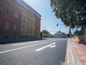 Křižovatka L.B Schneidera a Boženy Němcové je dokončena. Semafory možná ještě nepůjdou