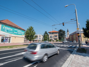 Křižovatka L.B Schneidera a Boženy Němcové je dokončena. Semafory možná ještě nepůjdou