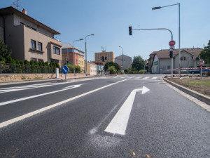 Křižovatka L.B Schneidera a Boženy Němcové je dokončena. Semafory možná ještě nepůjdou