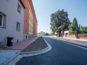 Křižovatka L.B Schneidera a Boženy Němcové je dokončena. Semafory možná ještě nepůjdou