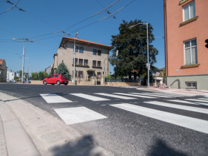 Křižovatka L.B Schneidera a Boženy Němcové je dokončena. Semafory možná ještě nepůjdou