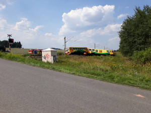 VIDEO: U Písku došlo k vážné dopravní nehodě vlaku a traktoru. Na místě je šest zraněných