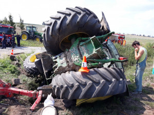 U Písku došlo k vážné dopravní nehodě vlaku a traktoru
