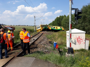 U Písku došlo k vážné dopravní nehodě vlaku a traktoru