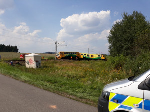 U Písku došlo k vážné dopravní nehodě vlaku a traktoru