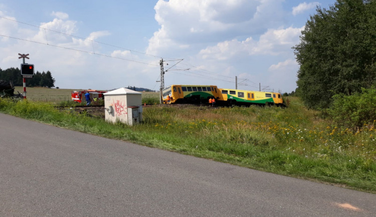 U Písku došlo k vážné dopravní nehodě vlaku a traktoru