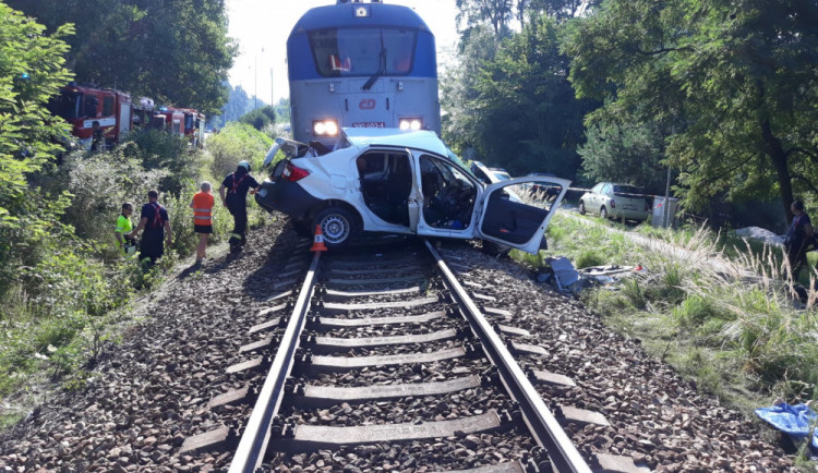 FOTO: U Kamenného Újezdu se srazil vlak s autem. Jedna osoba na místě zemřela