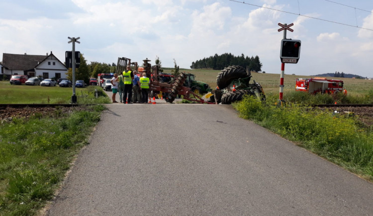 Železnice u Písku zůstává po havárii vlaku a traktoru stále uzavřena