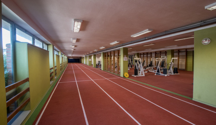 Mimo sezonu se většina sportovišť opravuje. V případě všesportovní haly ale k žádným opravám nedošlo kvůli tomu, že se počítalo s jejím zbouráním.