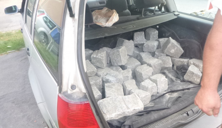 Muž se snažil ukrást cizí dlažební kostky.
