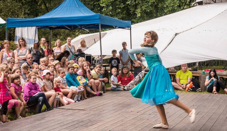 Festival bude slavnostně zahájen v pátek 10. srpna od 13 hodin a potěší všechny milovníky loutek, divadla, hudby, baletu, nového cirkusu, výtvarného i jiného umění a hlavně kvalitní zábavy.