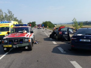 U Vodňan se čelně střetlo auto s dodávkou. Silnice je uzavřená