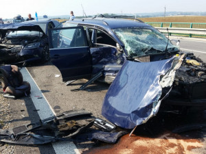 U Vodňan se čelně střetlo auto s dodávkou. Silnice je uzavřená