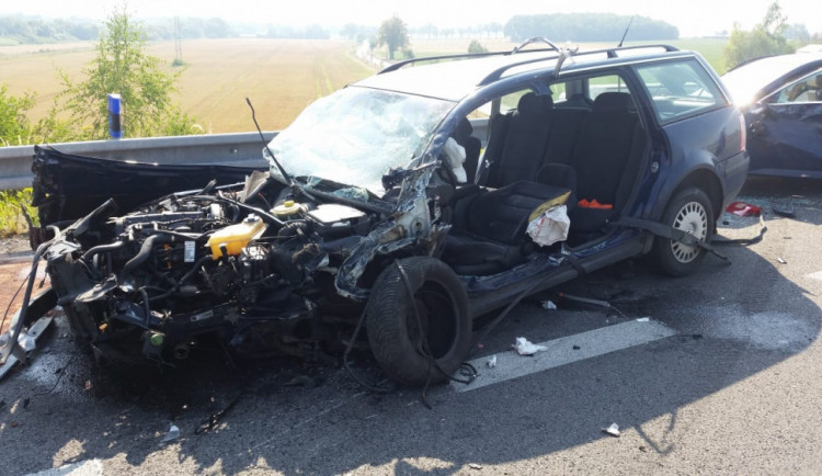 U Vodňan se čelně střetlo auto s dodávkou. Silnice je uzavřená