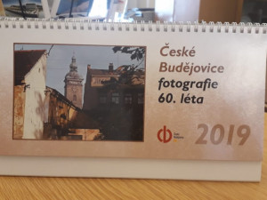Českobudějovický stolní kalendář na rok 2019 představí 60. léta minulého století