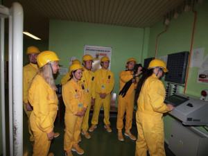 Během prohlídek se studenti podívali i do kontrolovaného pásma elektrárny (foto Pavel Šimák)