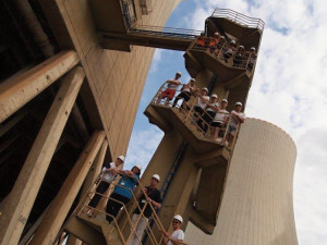 Studenti se podívali i do chladicí věže (foto Pavel Simak)