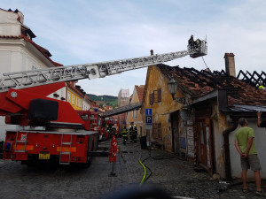 Lidé přispěli ženě, které shořel dům v Českém Krumlově, přes tři sta tisíc korun