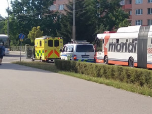 Na Máji srazil trolejbus muže. Podle svědků pod něj skočil