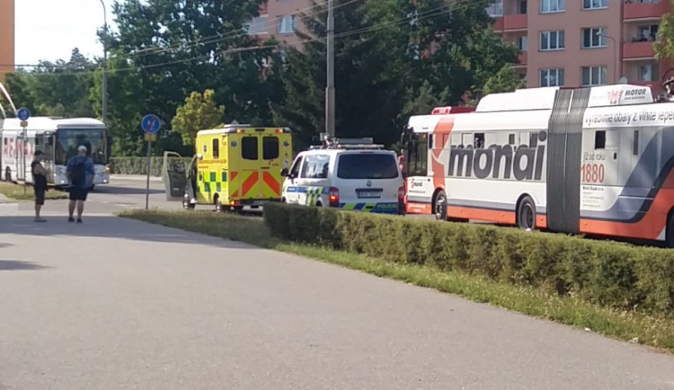 Na Máji srazil trolejbus muže. Ten je v kritickém stavu