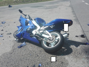 Řidič osobního auta nedal při vjíždění  na silnici na okraji Tábora nedal přednost motorkáři.