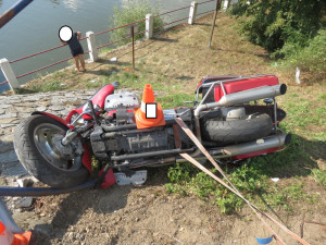 Řidič motorky havaroval v Kolodějích nad Lužnicí a i se spolujezdcem skončil v řece.