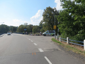 Řidič motorky havaroval v Kolodějích nad Lužnicí a i se spolujezdcem skončil v řece.