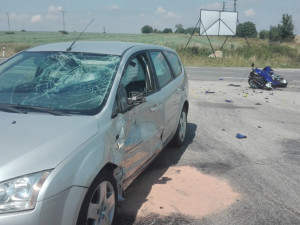 Řidič osobního auta nedal při vjíždění  na silnici na okraji Tábora nedal přednost motorkáři.