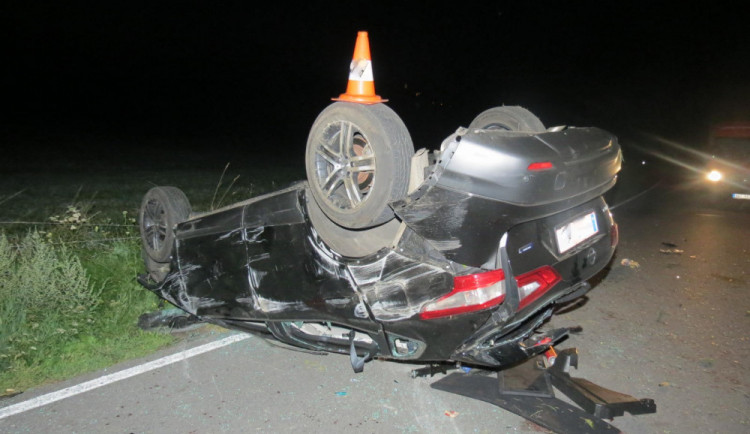 Mladík nezvládl řízení a otočil auto na střechu. Při nehodě se zranilo pět lidí