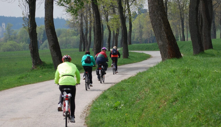 Jihočeská centrála cestovního ruchu ve spolupráci s Jihočeským krajem a nadací ČEZ připravili pro letošní rok další rozšíření sítě půjčoven elektrokol.