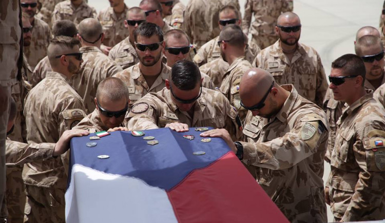 Letadlo s ostatky českých vojáků je na cestě do České republiky. Jejich památku uctí sirény