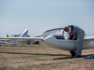 Hosínské letiště hostí světový šampionát v bezmotorovém létání.