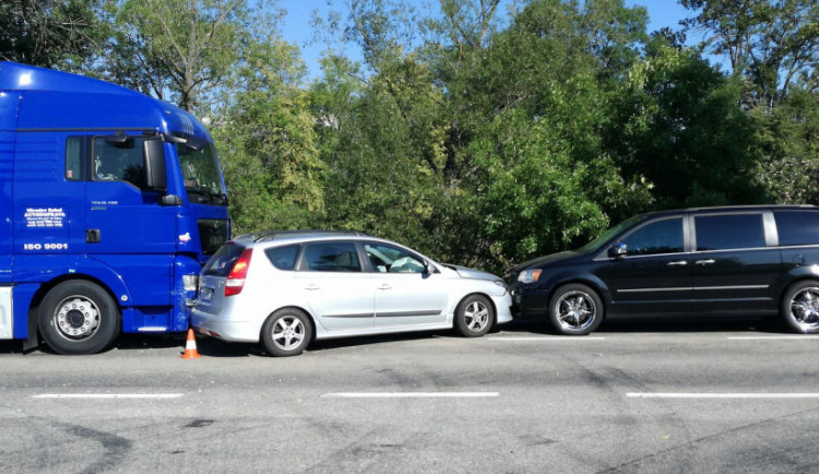 Tři dopravní nehody sedmi aut uzavřely silnici mezi Chotýčany a Borkem u Českých Budějovic