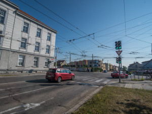 Opravy se budějcká křižovatka ulic O. Nedbala, J. Boreckého a Husovy třídy letos nedočká