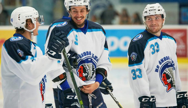 Obránce Roman Vráblík (uprostřed) se na budějcký led na chvíli vrátil, ale už v dresu extraligové Plzně.