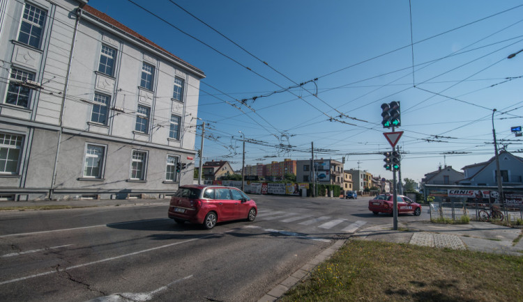 Křižovatka ulice Oskara Nedbala, Jaromíra Boreckého a Husovy třídy v Českých Budějovicích.