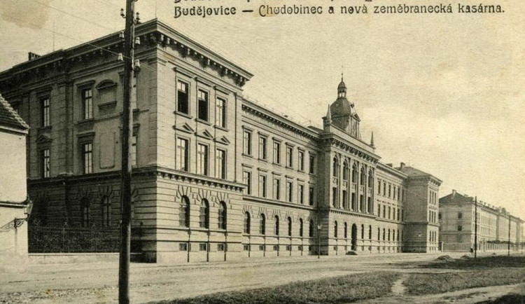 Na pohlednici se představuje nový městský chudobinec z roku 1898 v dnešní ulici Boženy Němcové.