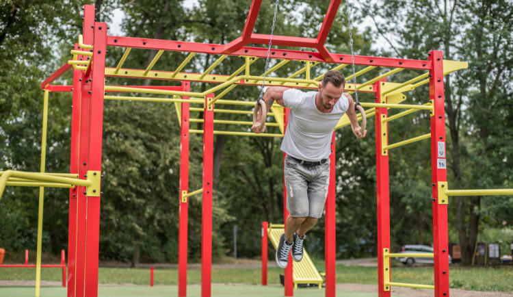 Nové budějcké workoutové hřiště otestoval fitness trenér. Osobně projektu fandím, řekl