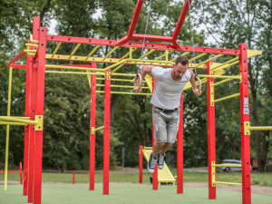 Nové budějcké workoutové hřiště otestoval fitness trenér. Osobně projektu fandím, řekl