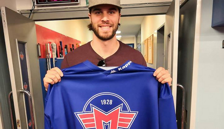 Útočník David Gilbert.