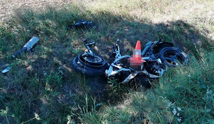 Mezi Hlubokou nad Vltavou a Municemi se dnes, v sobotu 11. srpna, dopoledne čelně srazili dva motorkáři. Oba dva bohužel zemřeli.